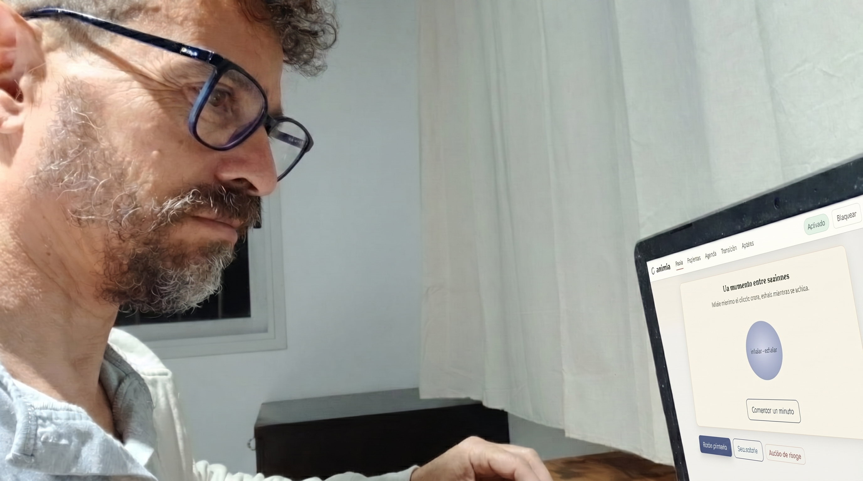 Lic. Gabriel Stella, creador de Animia, usando el software